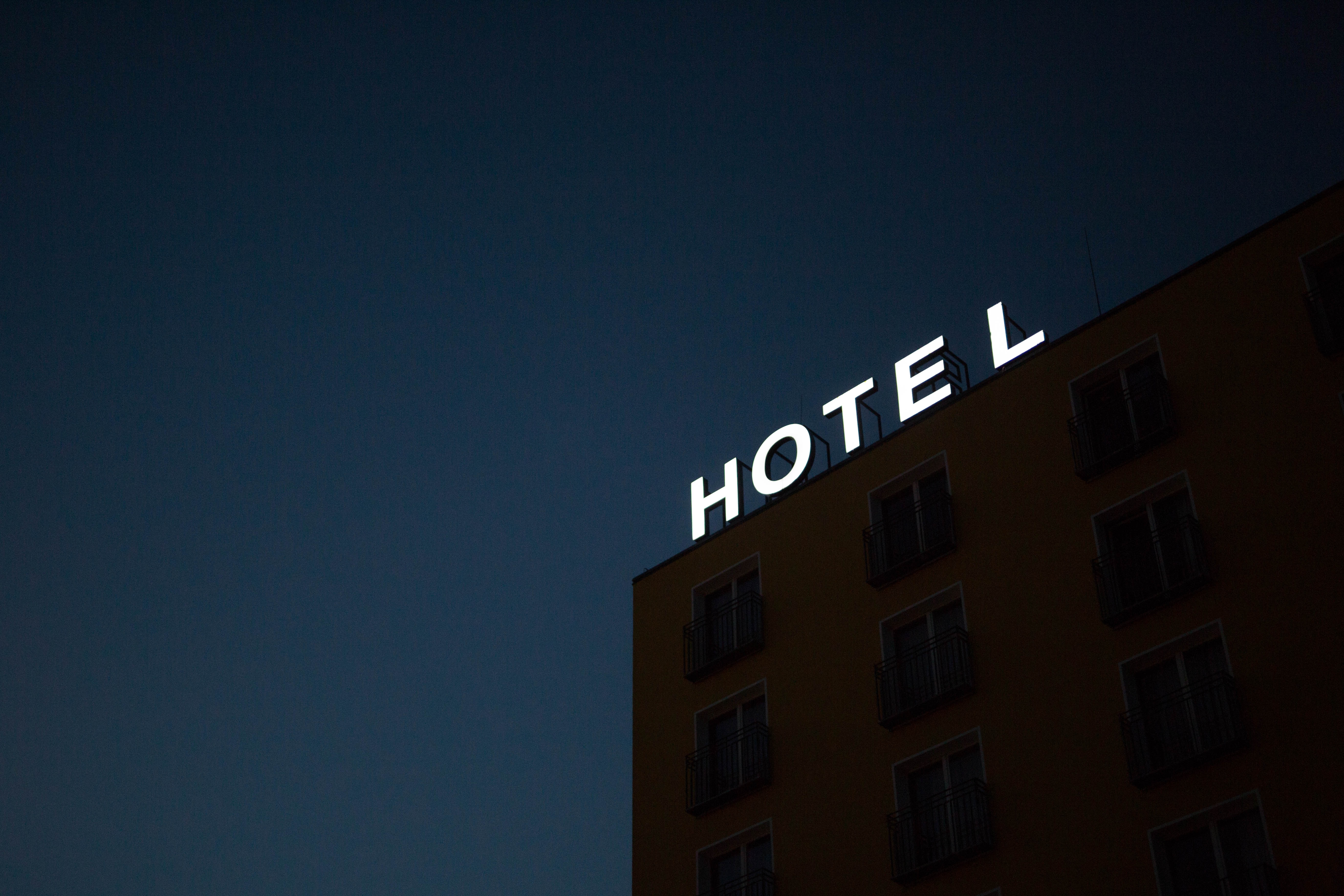 Néon "Hotel" en haut d'un immeuble, la nuit