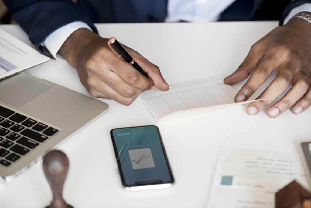 bureau ordinateur et smartphone pour travailler