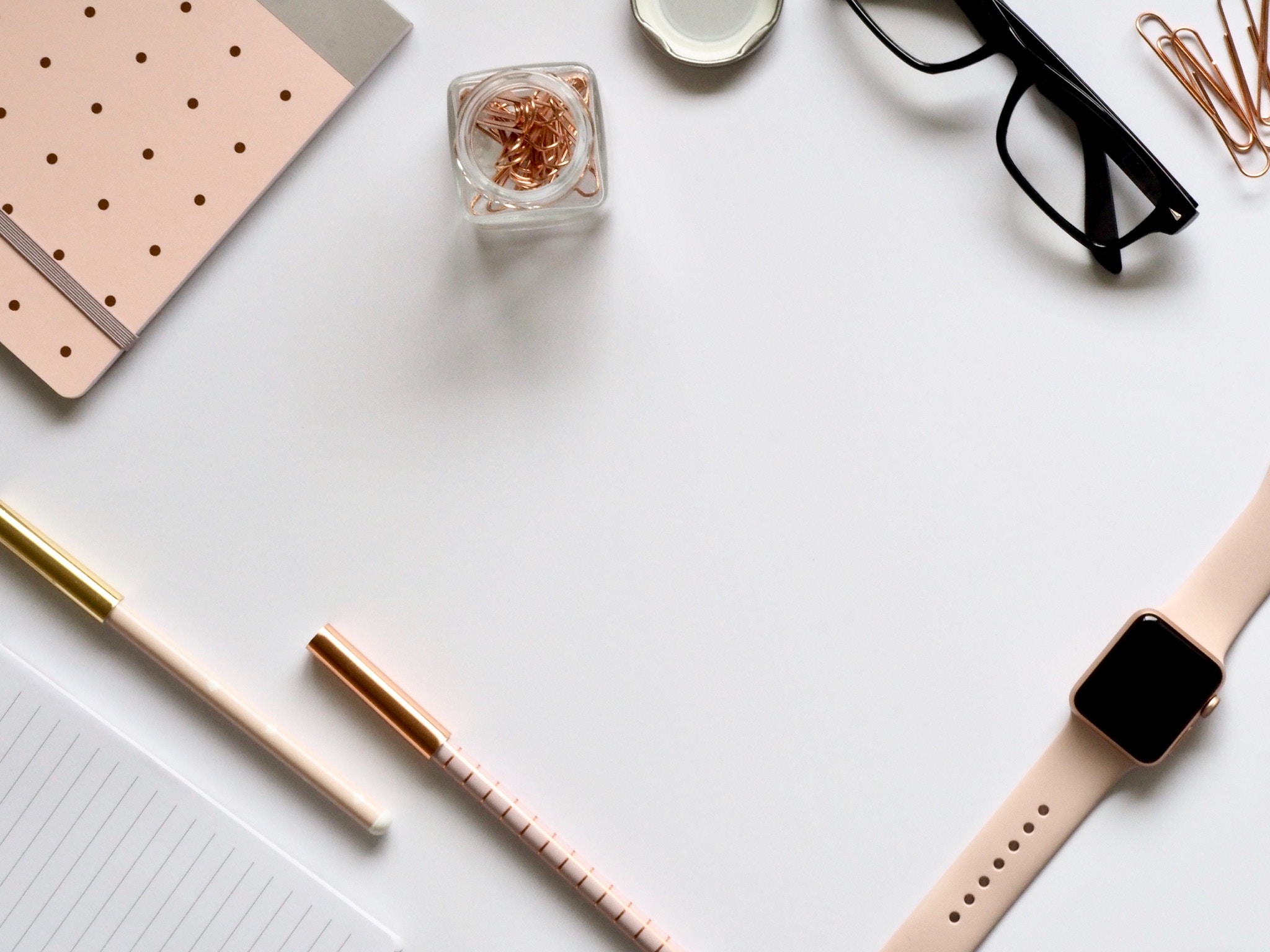 Plusieurs accessoires de papeterie sur un bureau blanc