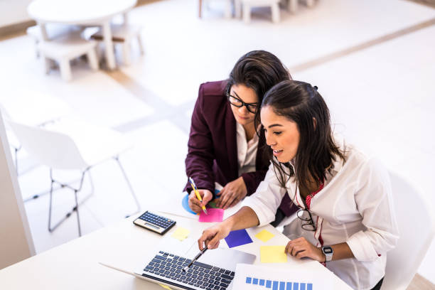 Deux salariées qui travaillent à un bureau