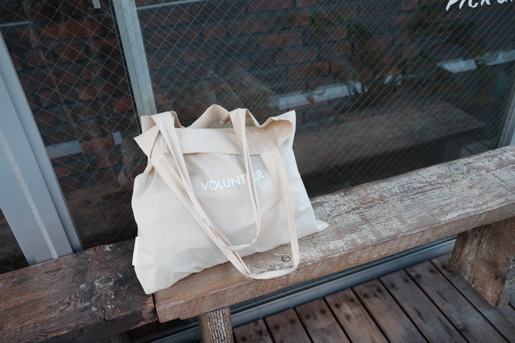 Tote bag blanc sur un banc