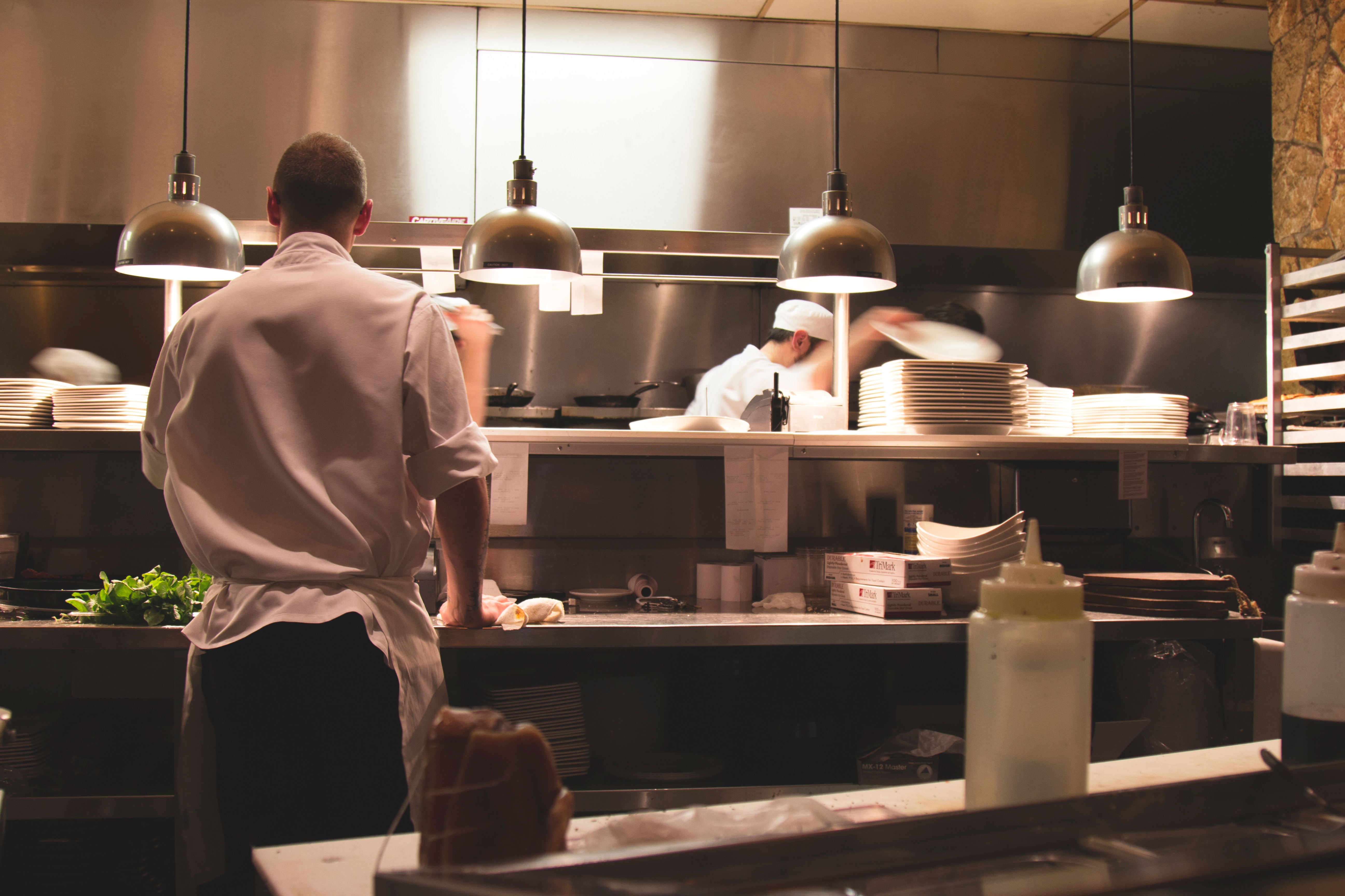 Cuisiniers qui s'activent en cuisine